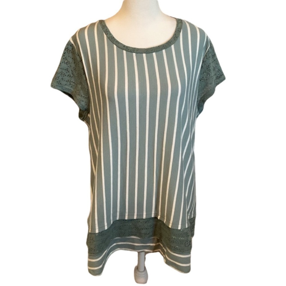 Weekend by Suzanne Betro. Short-sleeve blouse. Size L. Light green/off-white.